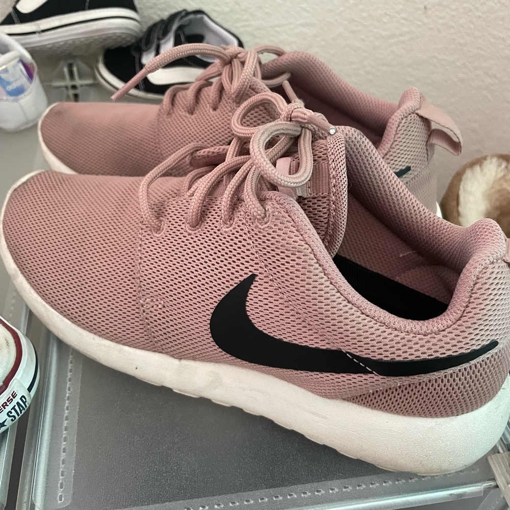 Nike roshe runs women size 5